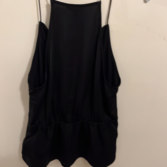 Express- black V-neck sleeveless shirt - Picture 2 of 5